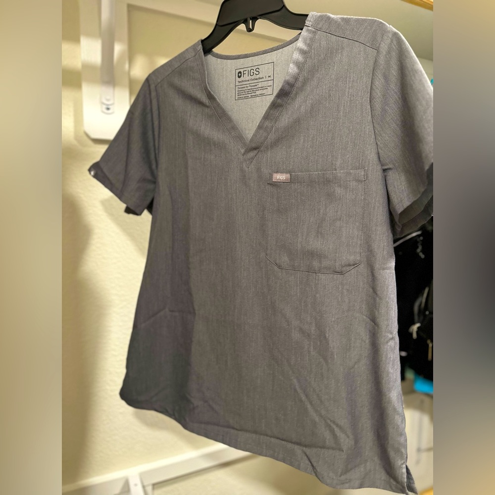 Figs grey scrub set. One pocket top, jogger bottoms. Medium top, large bottoms.